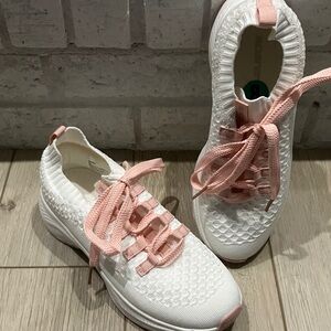 SALE! Like new, Apana White and Pink Knit Sneakers, size 8